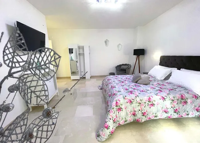 Oda ve Kahvaltı Augustea 3*